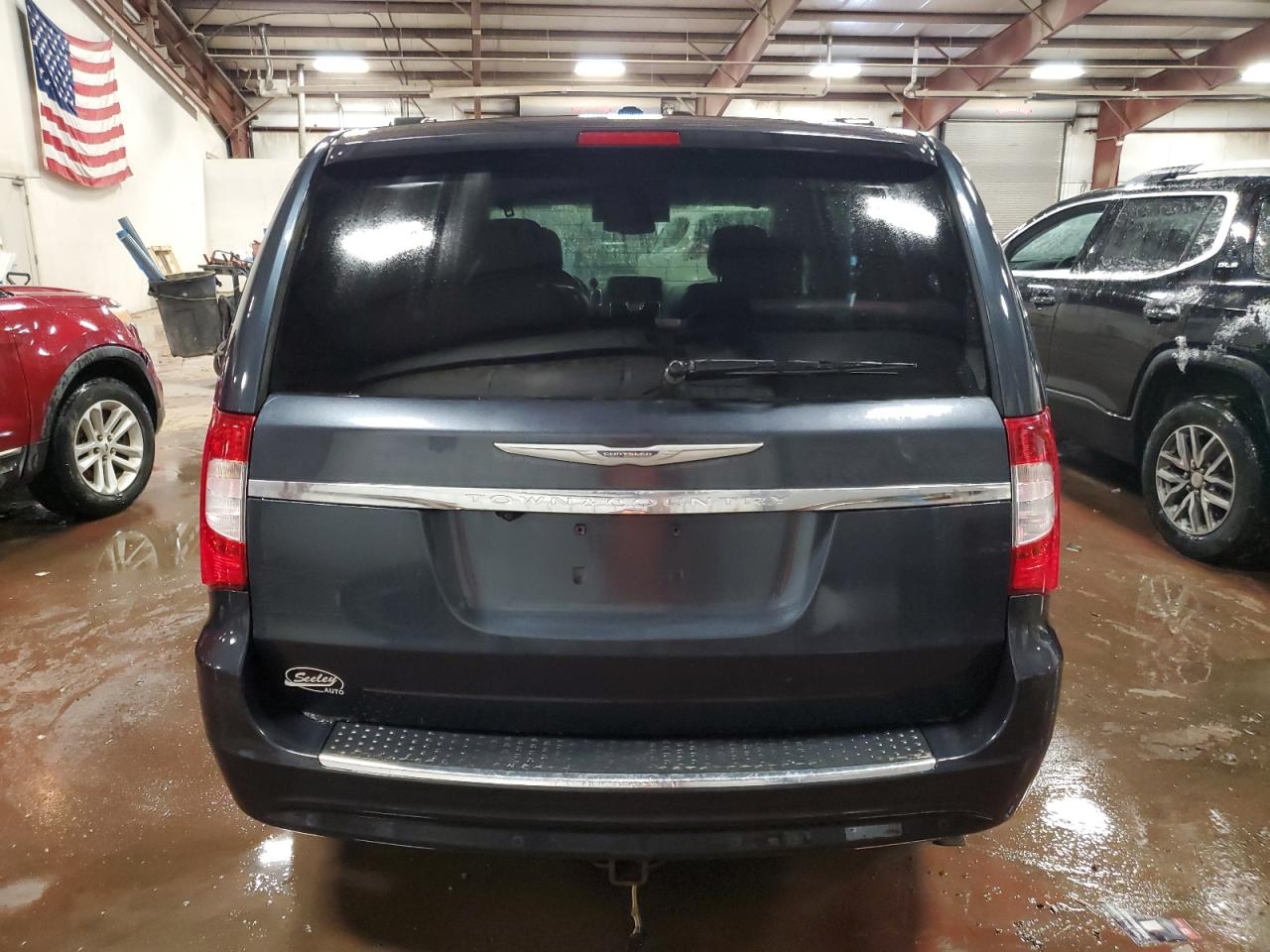 2014 Chrysler Town & Country - Image 6