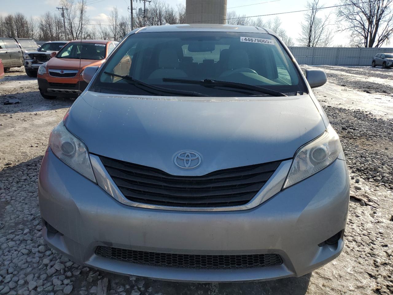 2011 Toyota Sienna - Image 5