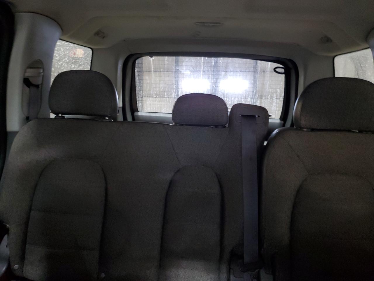 2004 Ford Explorer - Image 10