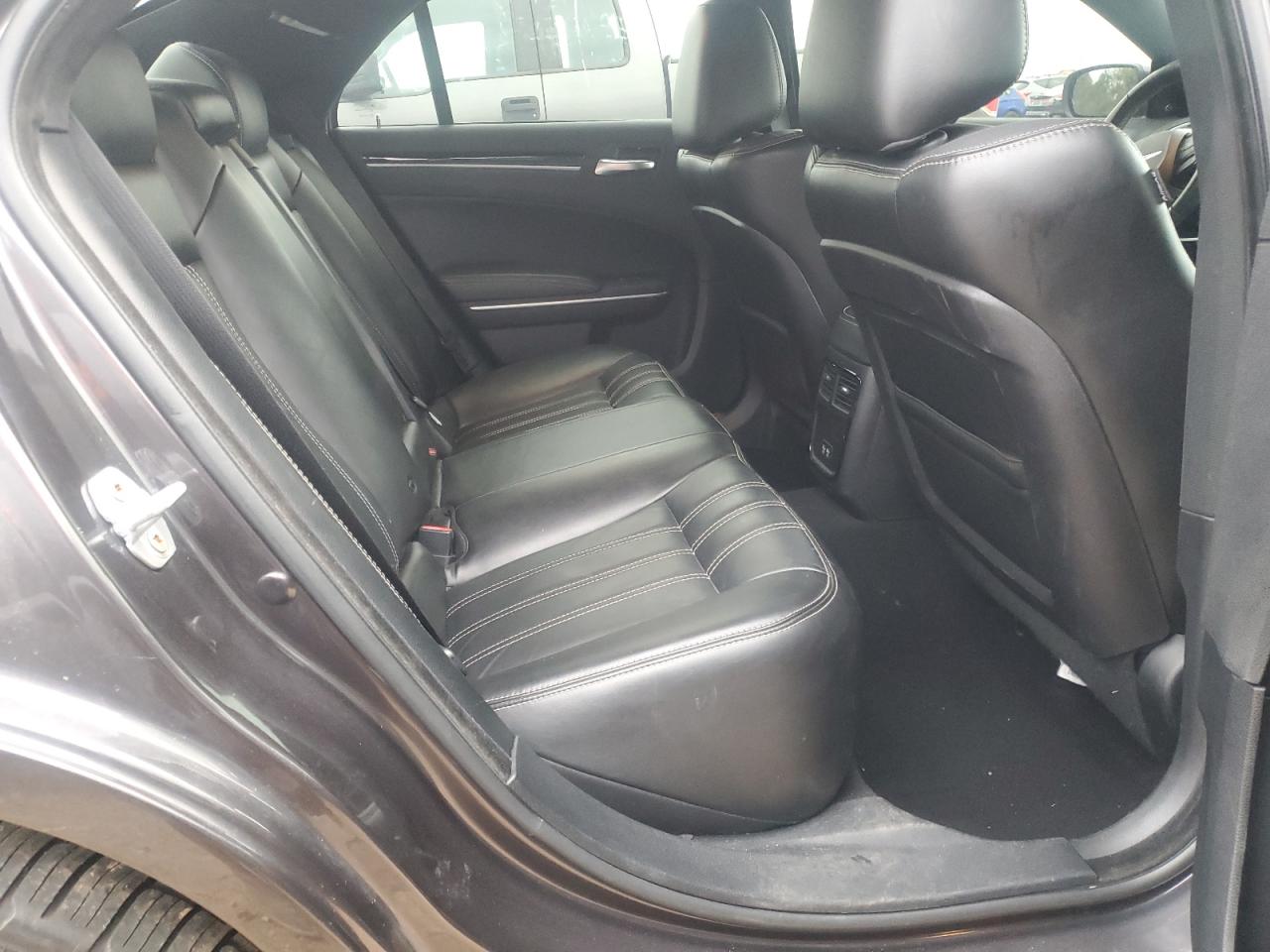 2019 Chrysler 300 - Image 10