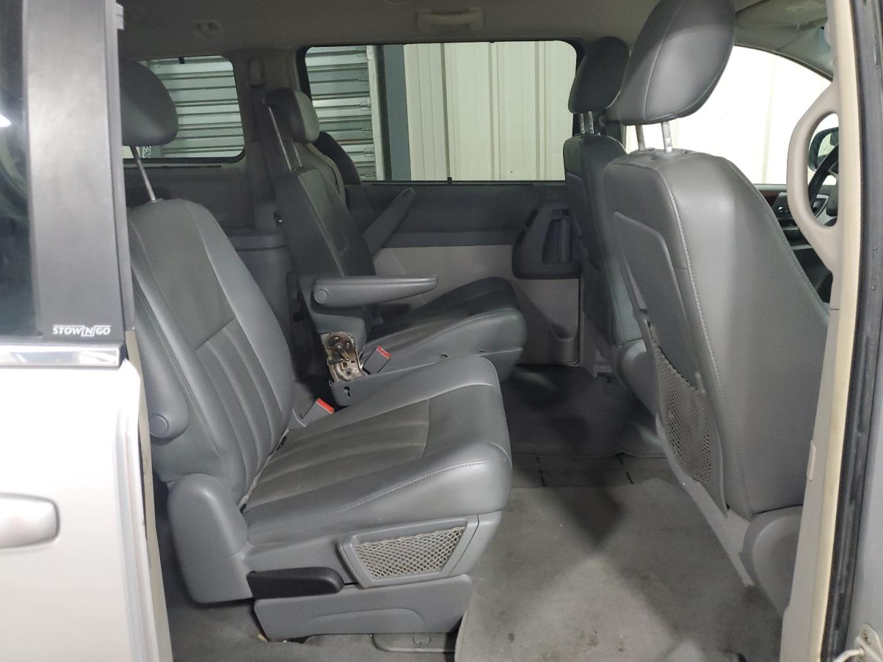 2009 Chrysler Town & Country - Image 11