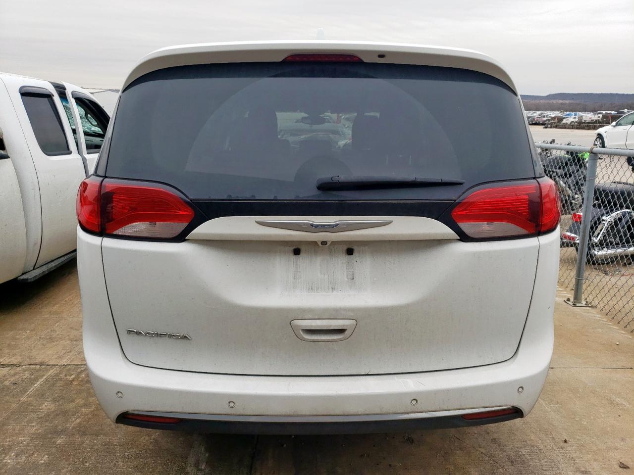 2017 Chrysler Pacifica - Image 6