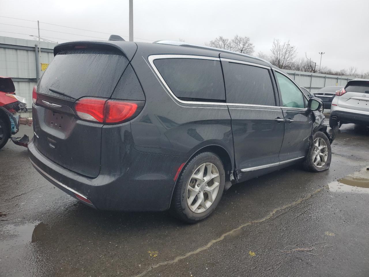 2017 Chrysler Pacifica - Image 3