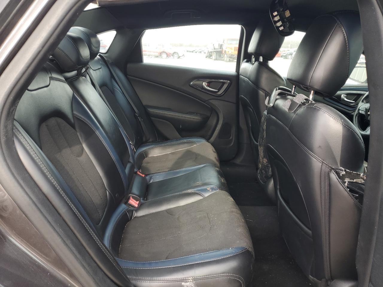 2015 Chrysler 200 - Image 10