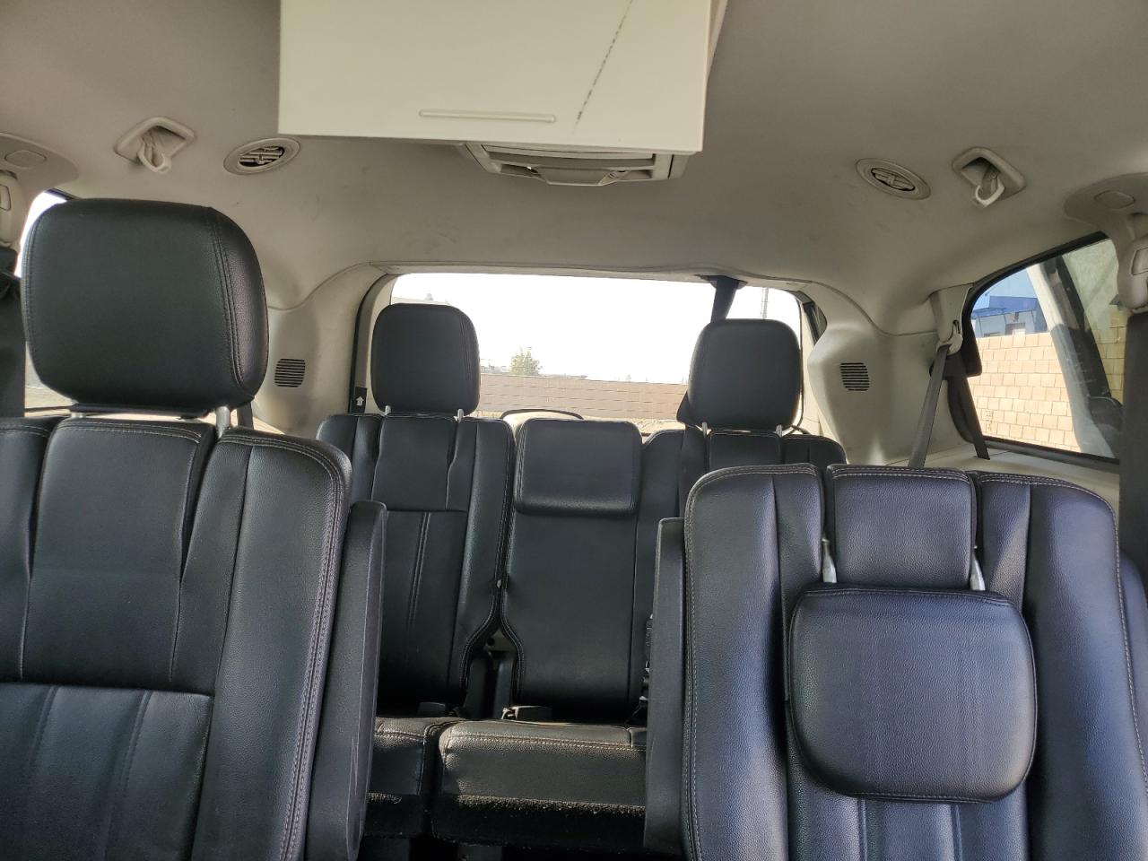 2015 Chrysler Town & Country - Image 10