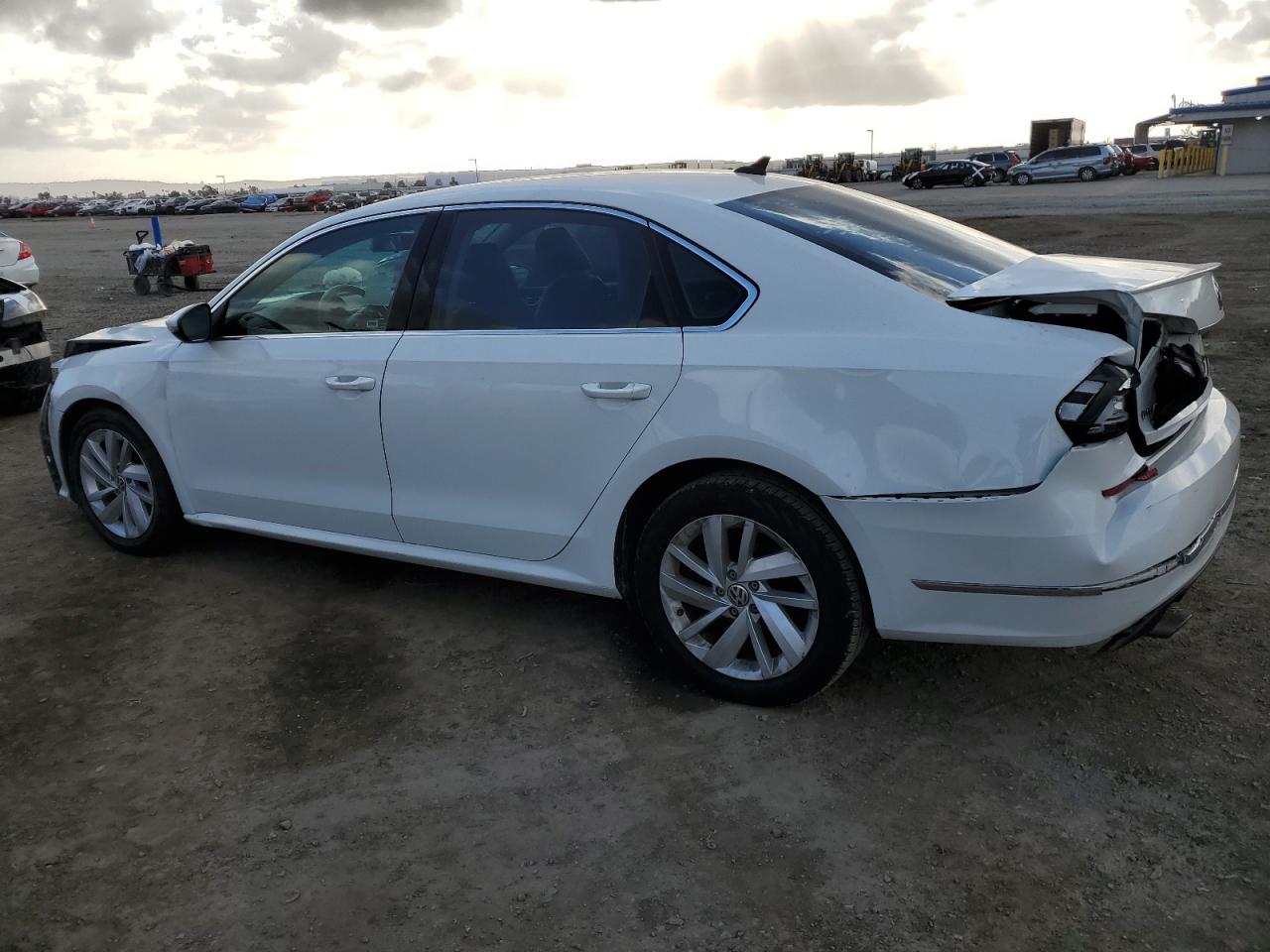 2018 Volkswagen Passat - Image 2