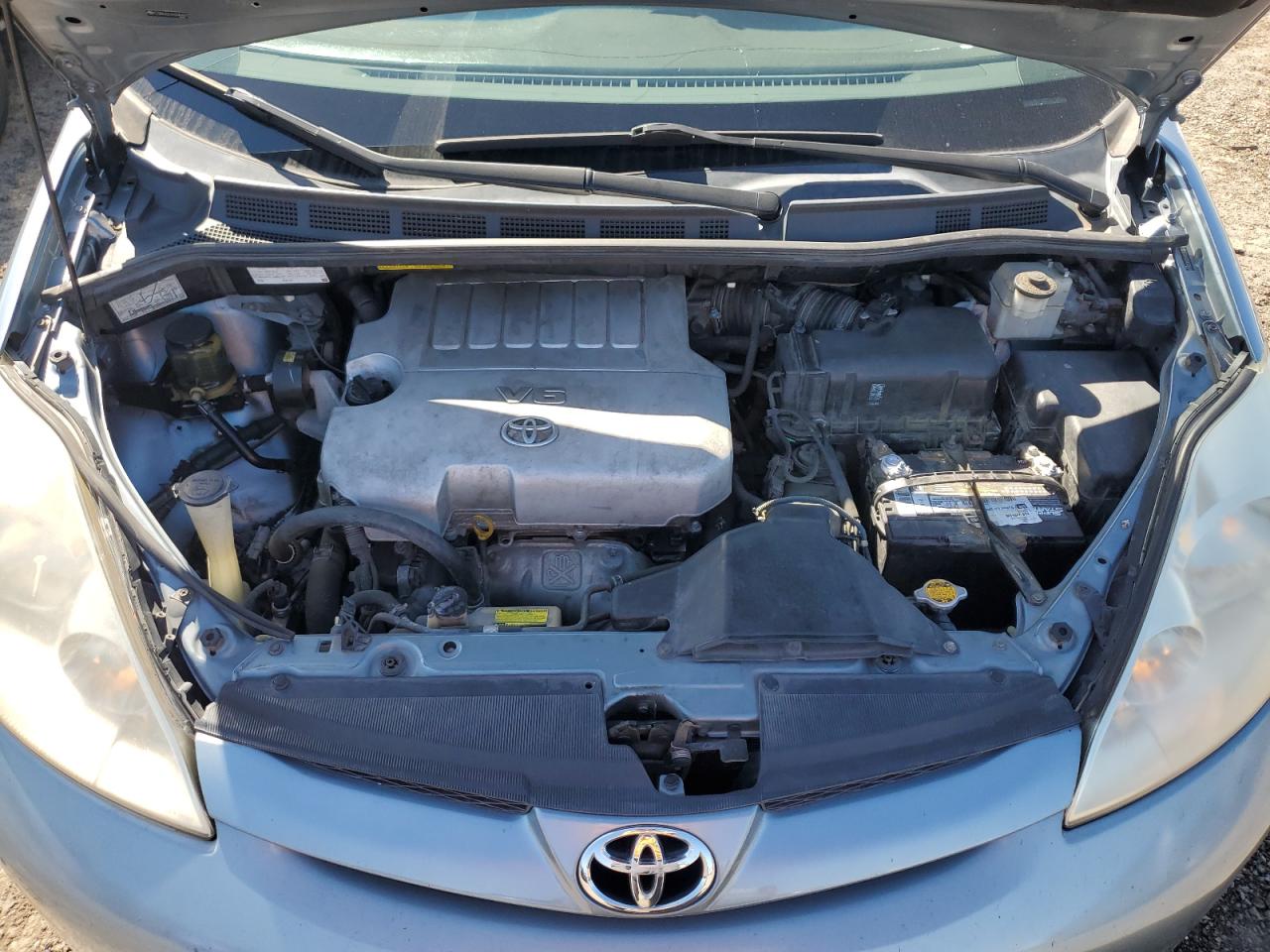 2010 Toyota Sienna - Image 12