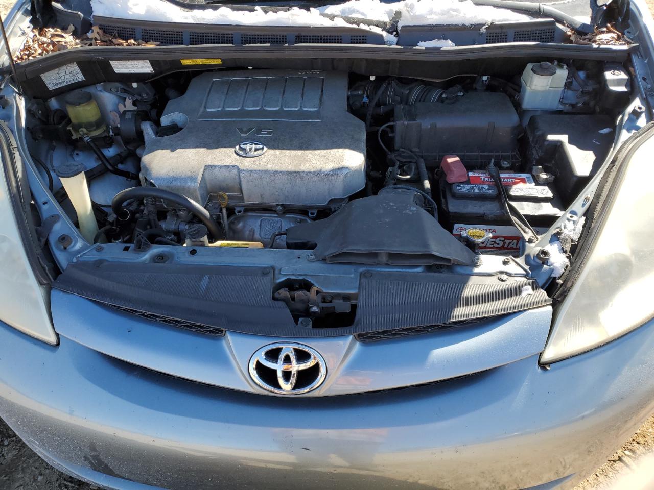 2010 Toyota Sienna - Image 12