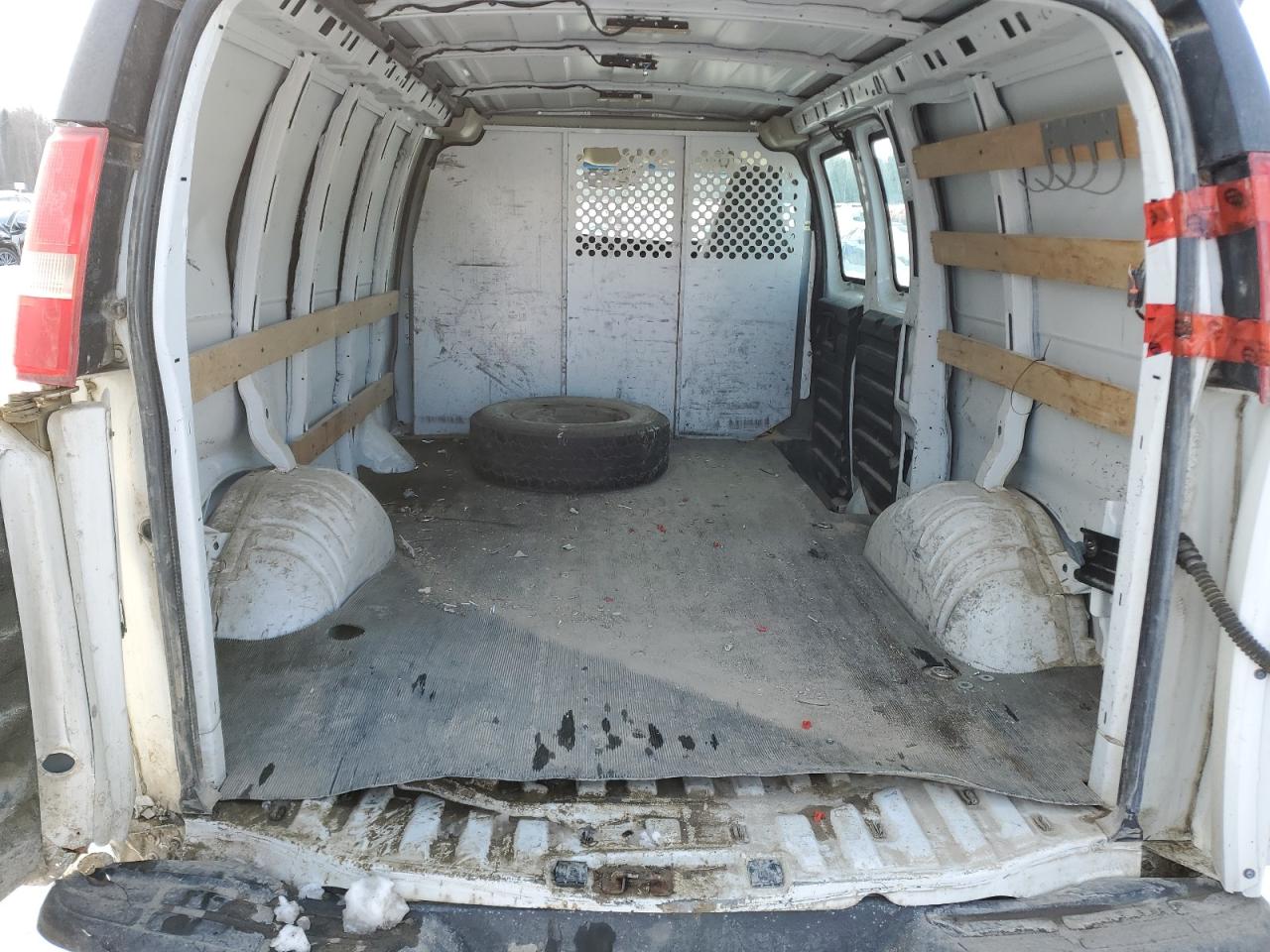 2016 GMC Savana - Image 10