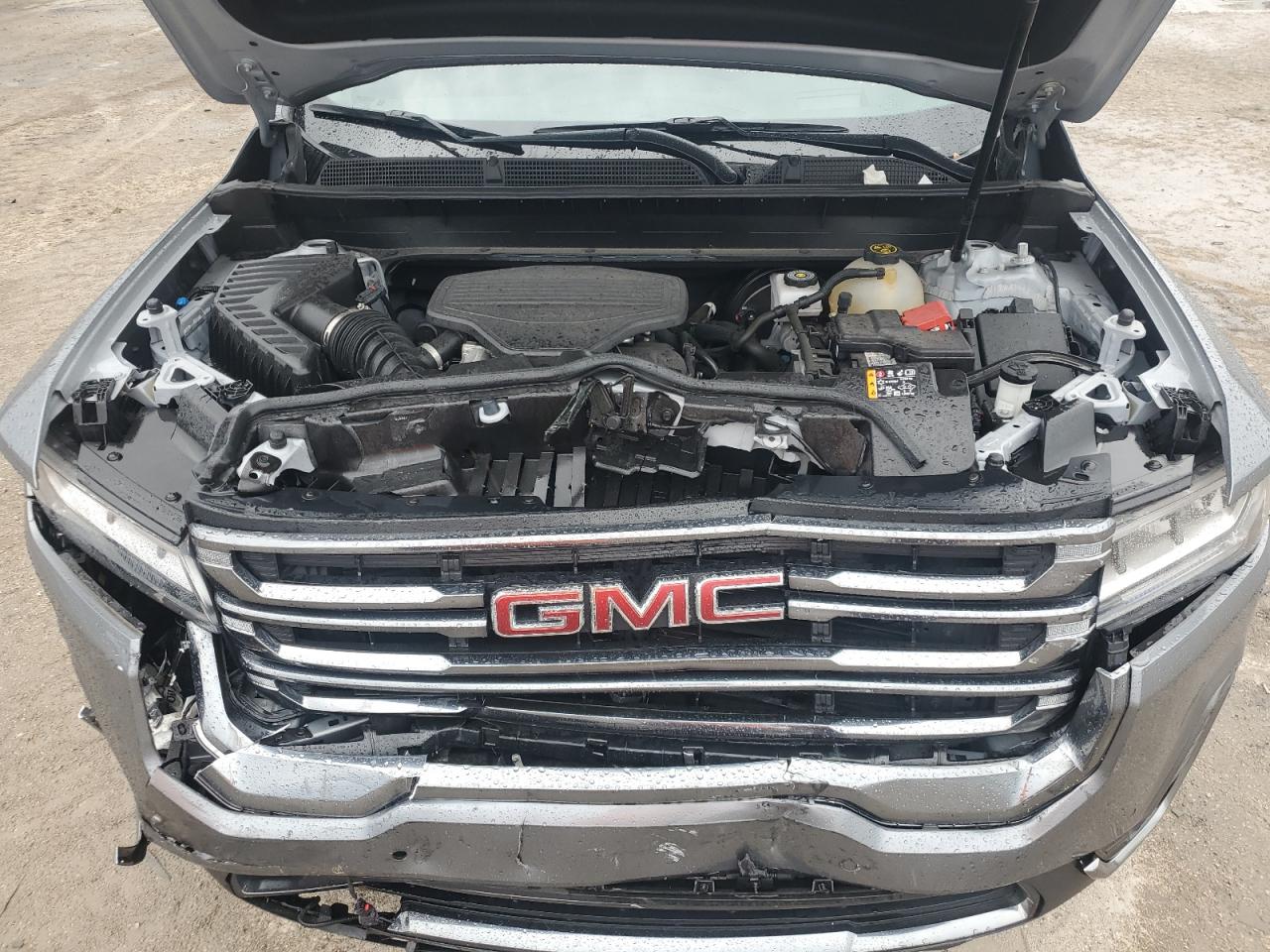 2022 GMC Acadia - Image 13