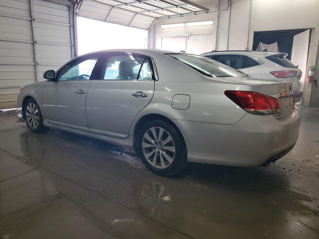 2011 Toyota Avalon - Image 2