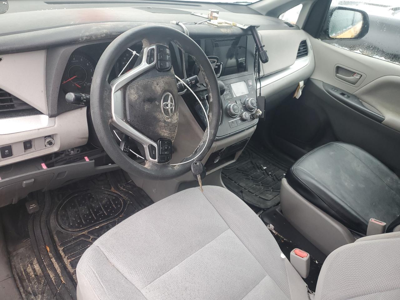 2016 Toyota Sienna - Image 8