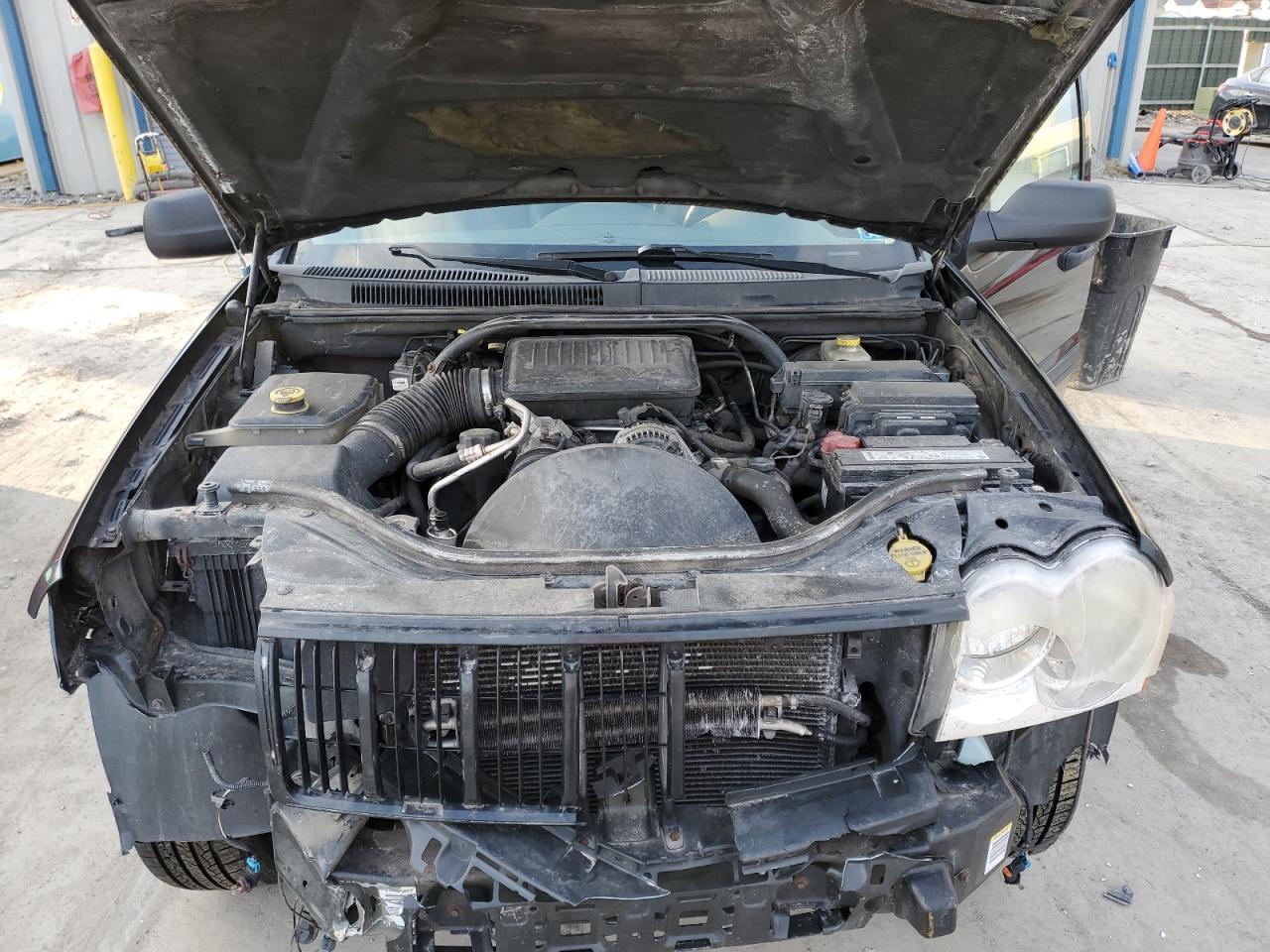 2005 Jeep Grand Cherokee - Image 12