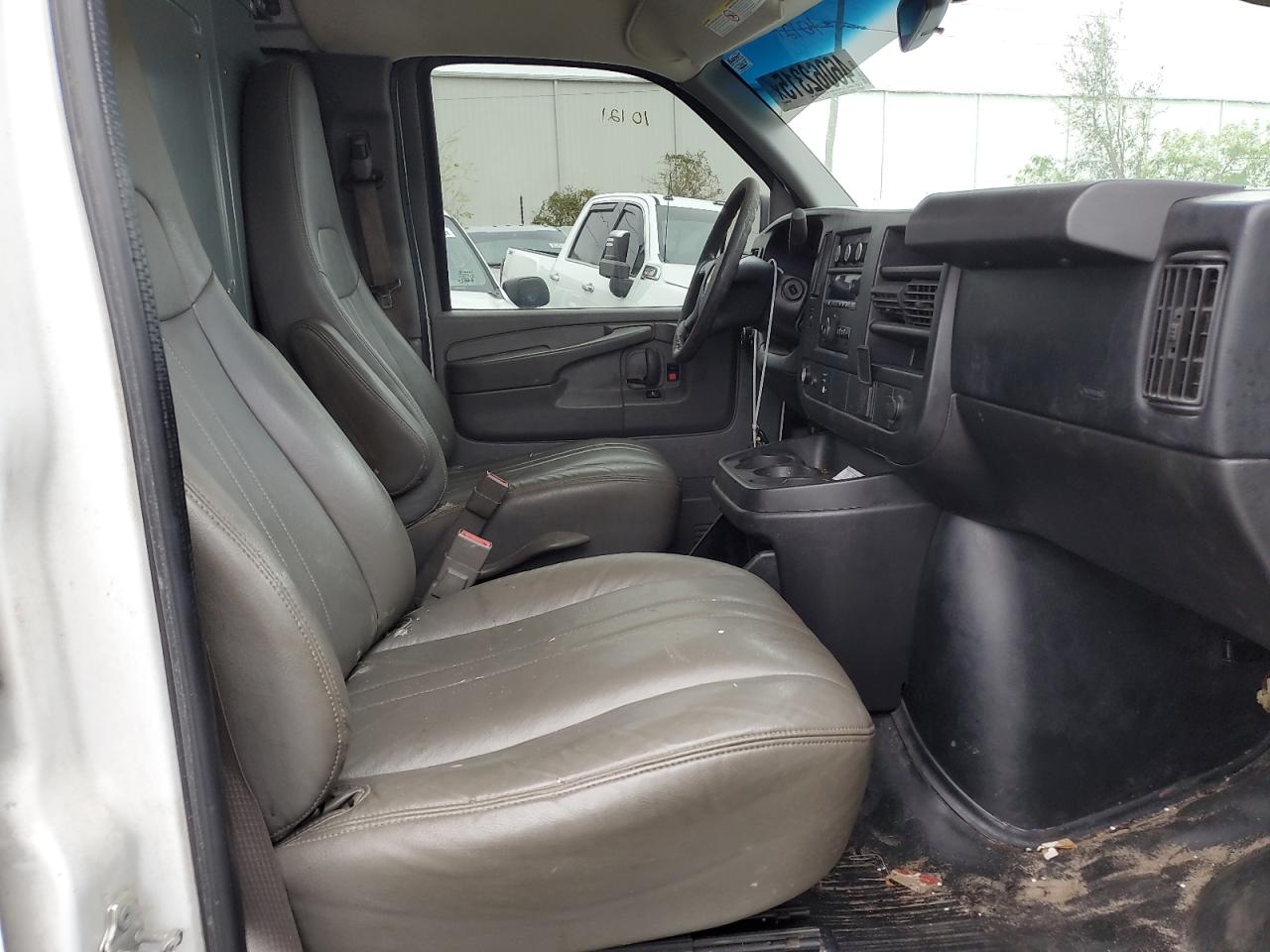 2015 Chevrolet Express - Image 5