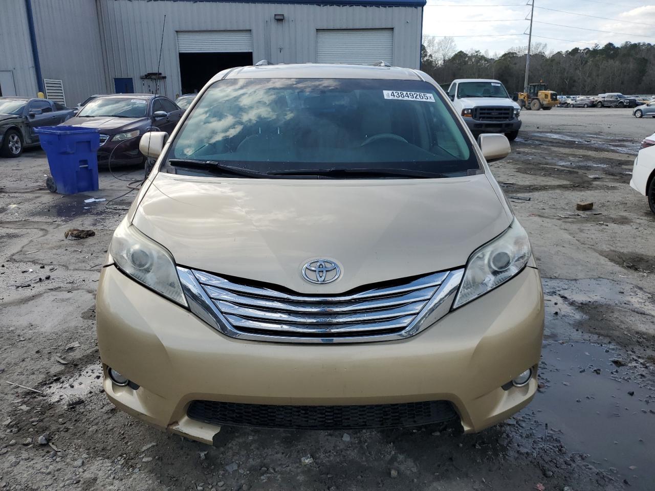 2014 Toyota Sienna - Image 5