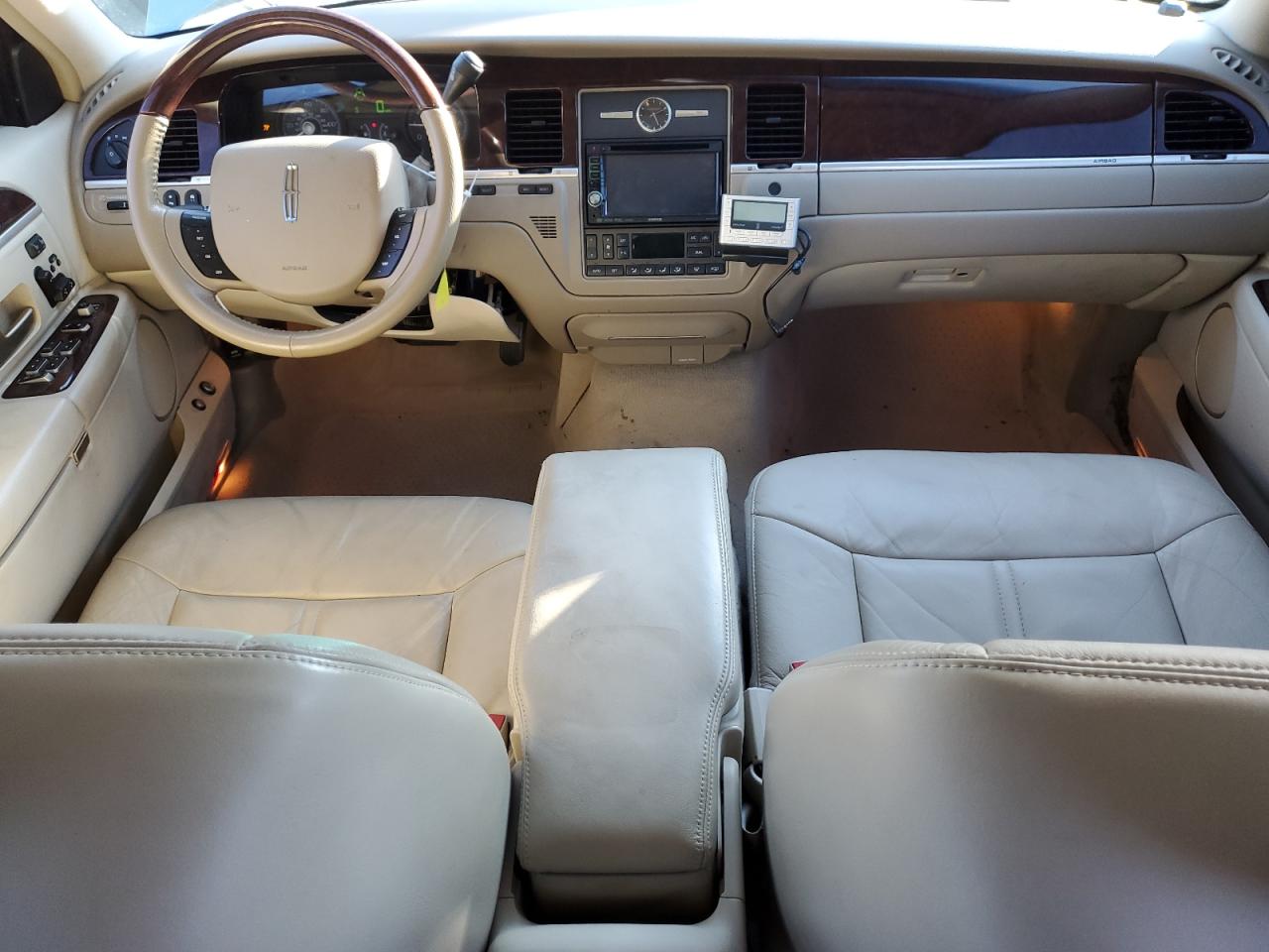 2006 Lincoln Town Car - Image 8