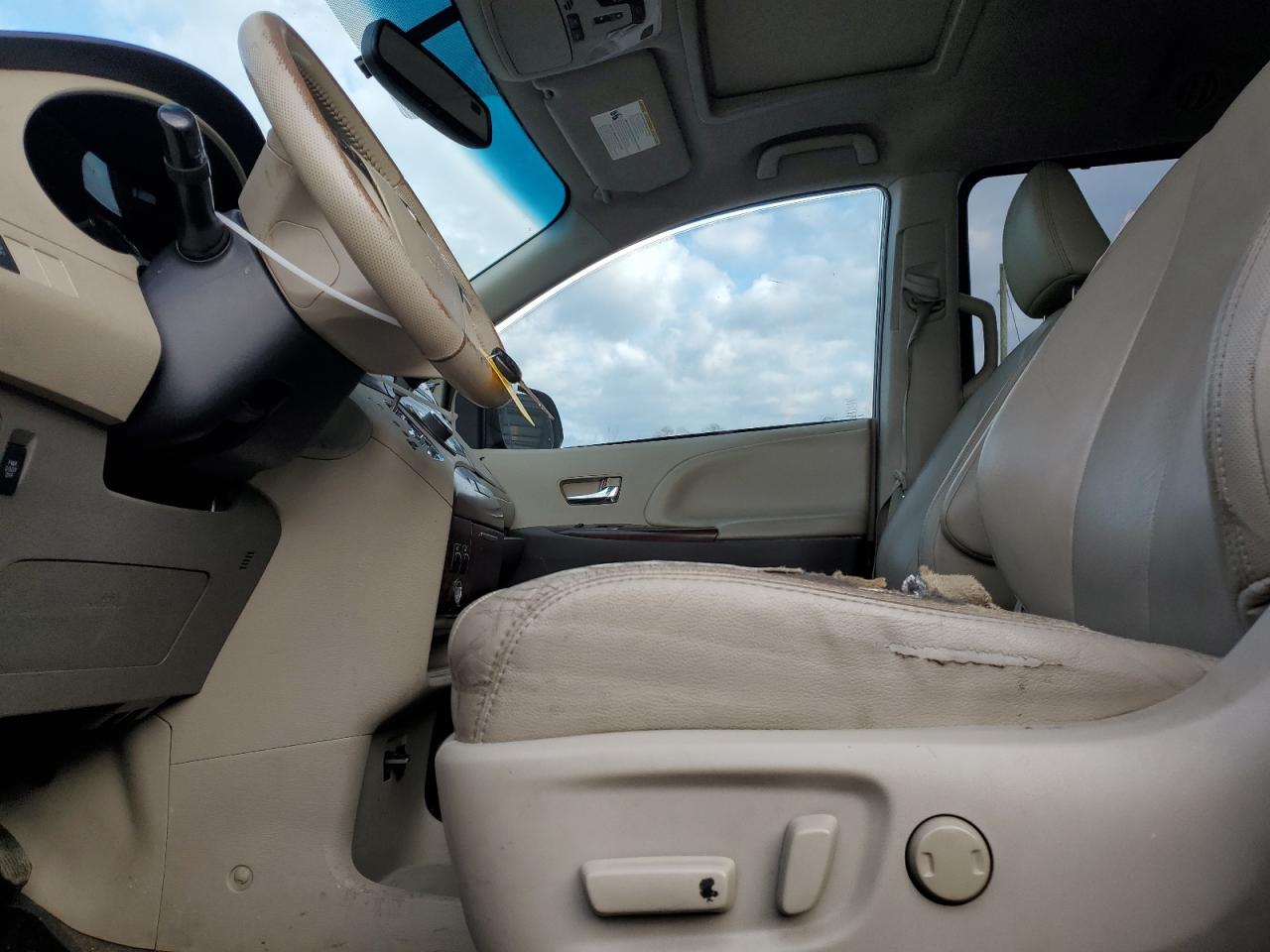 2012 Toyota Sienna - Image 7