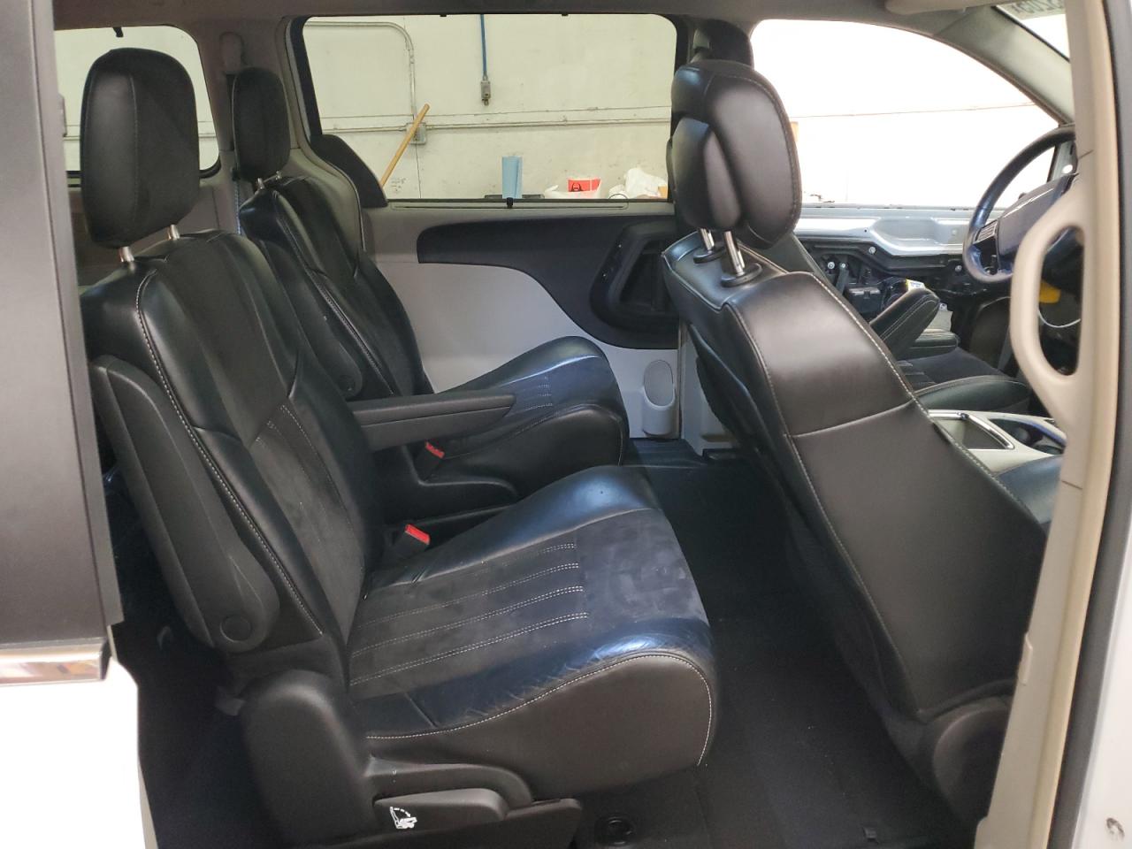2016 Chrysler Town & Country - Image 11