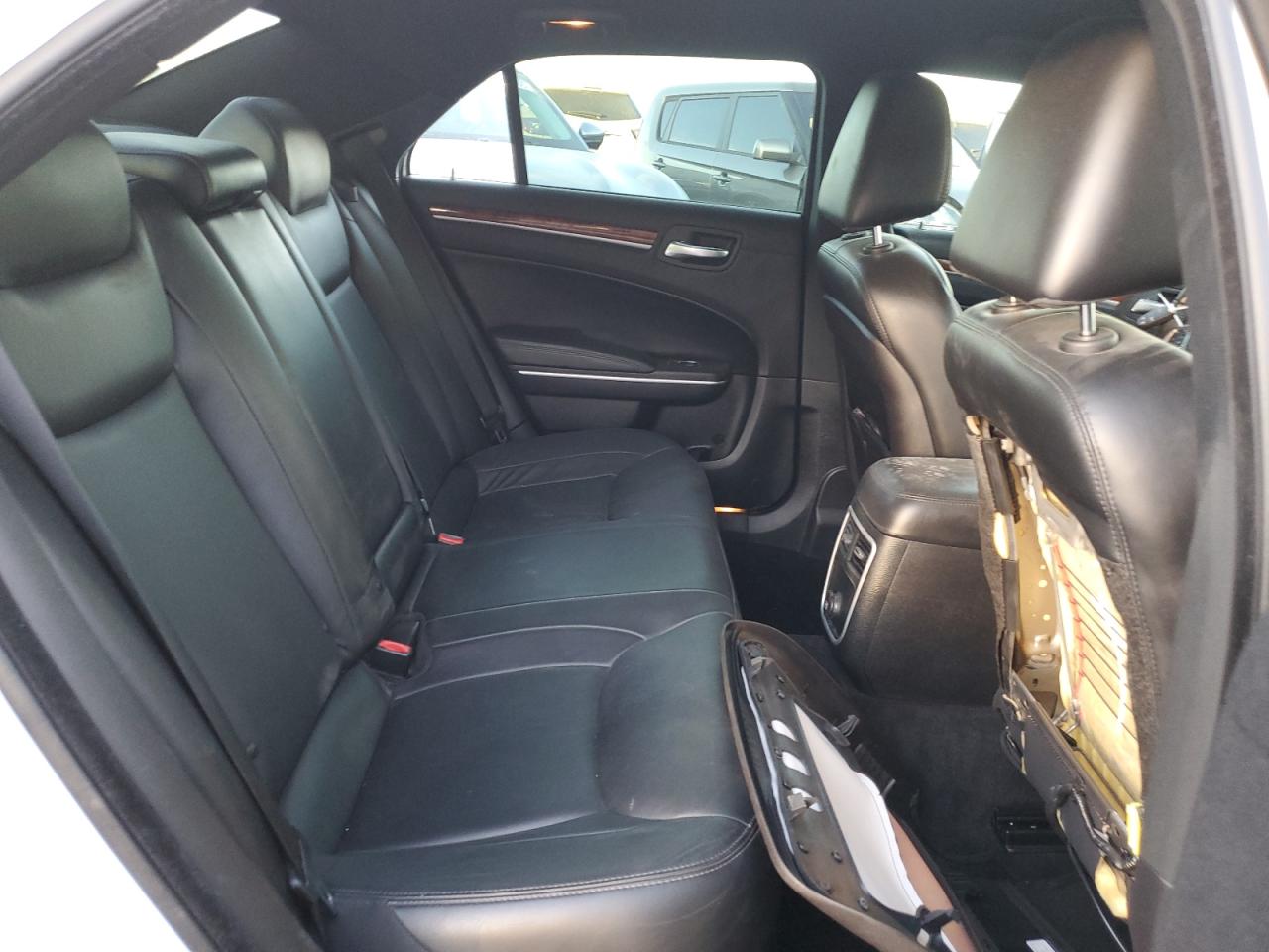 2014 Chrysler 300 - Image 11