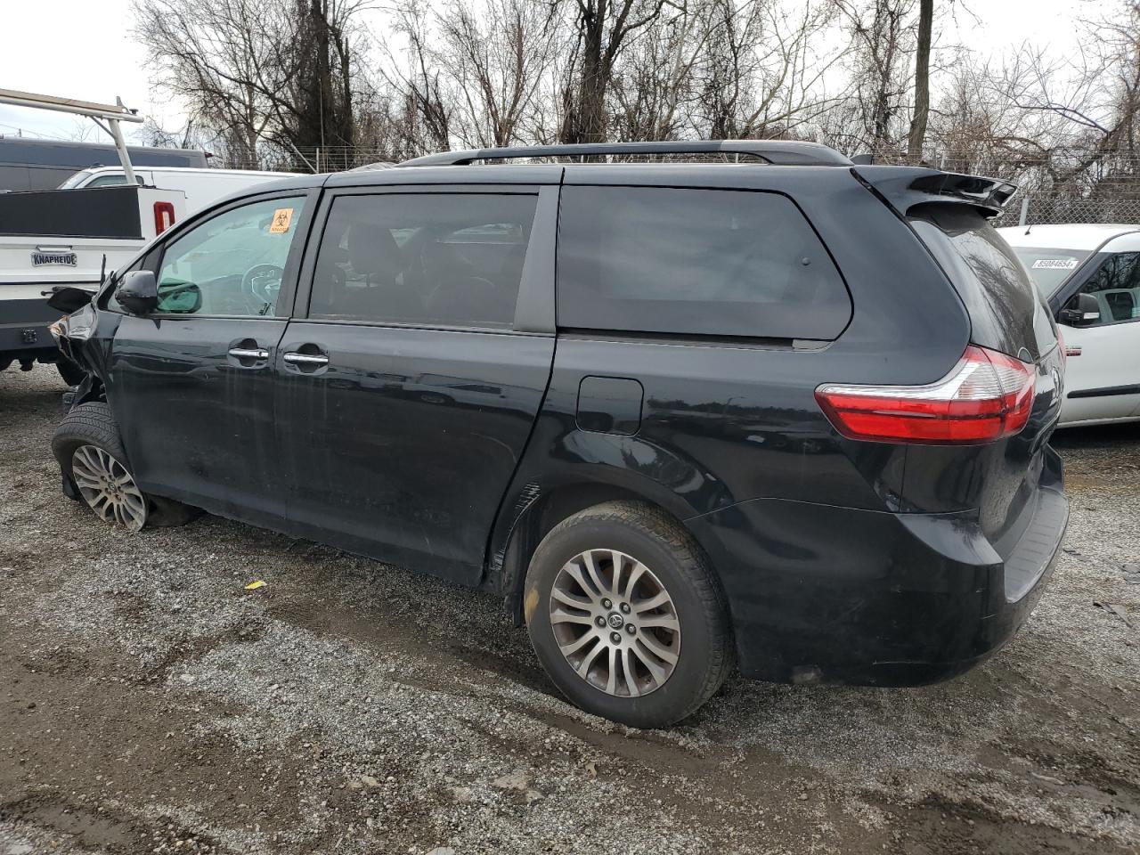 2018 Toyota Sienna - Image 2
