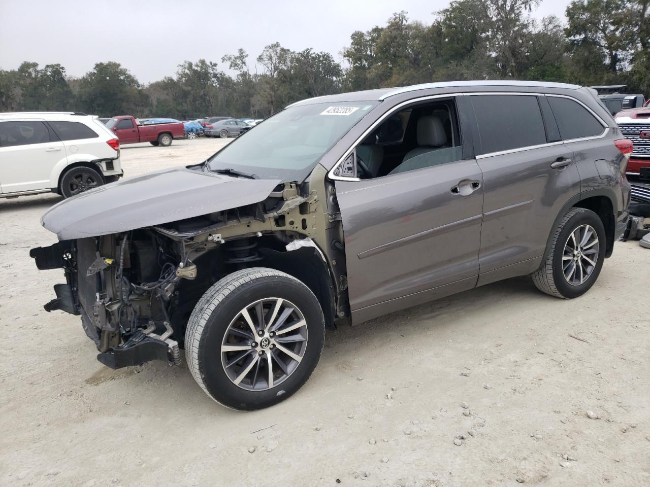 2017 Toyota Highlander - Image 1