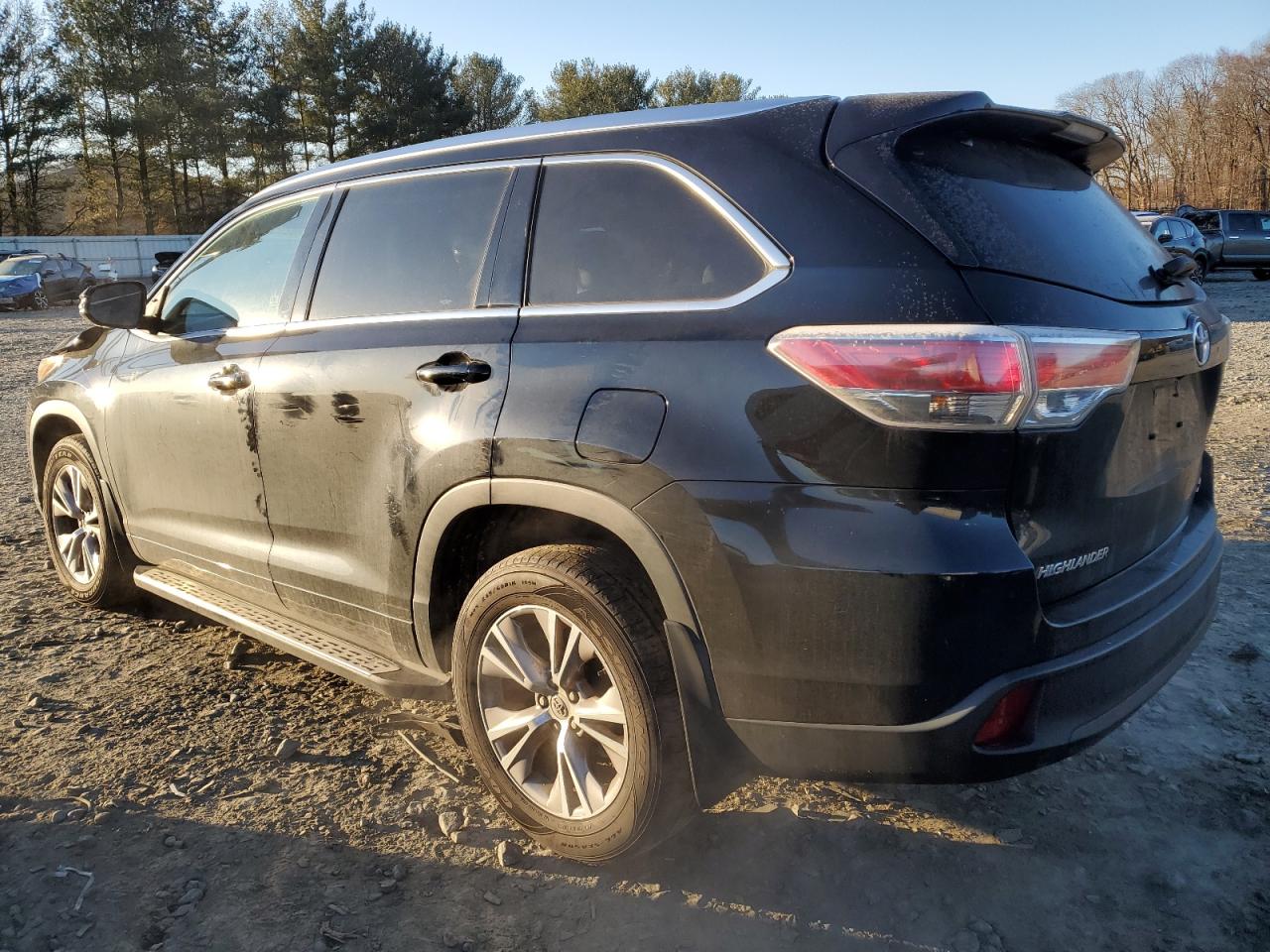 2015 Toyota Highlander - Image 2