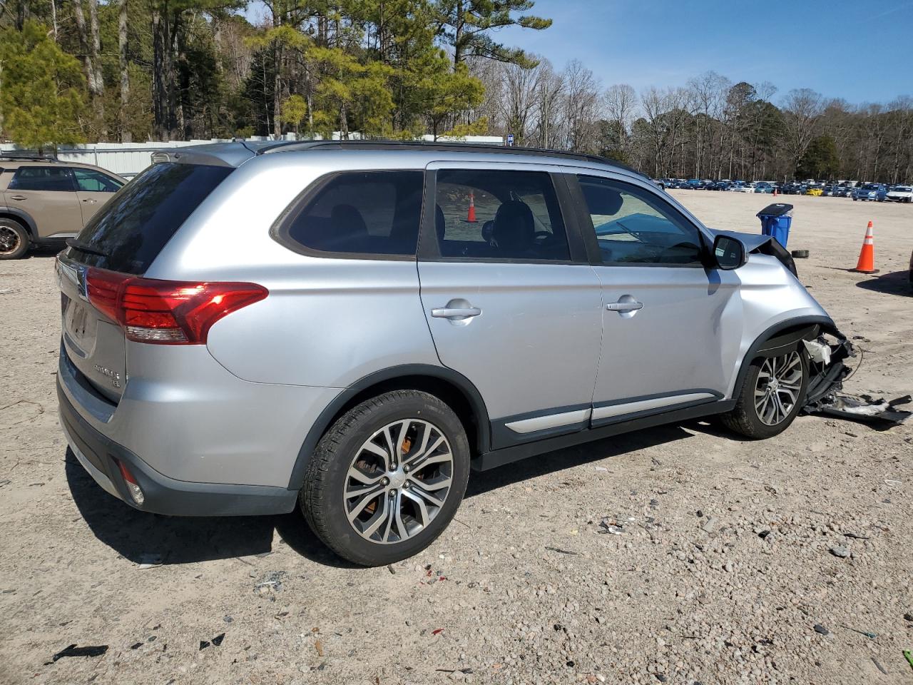 2016 Mitsubishi Outlander - Image 3