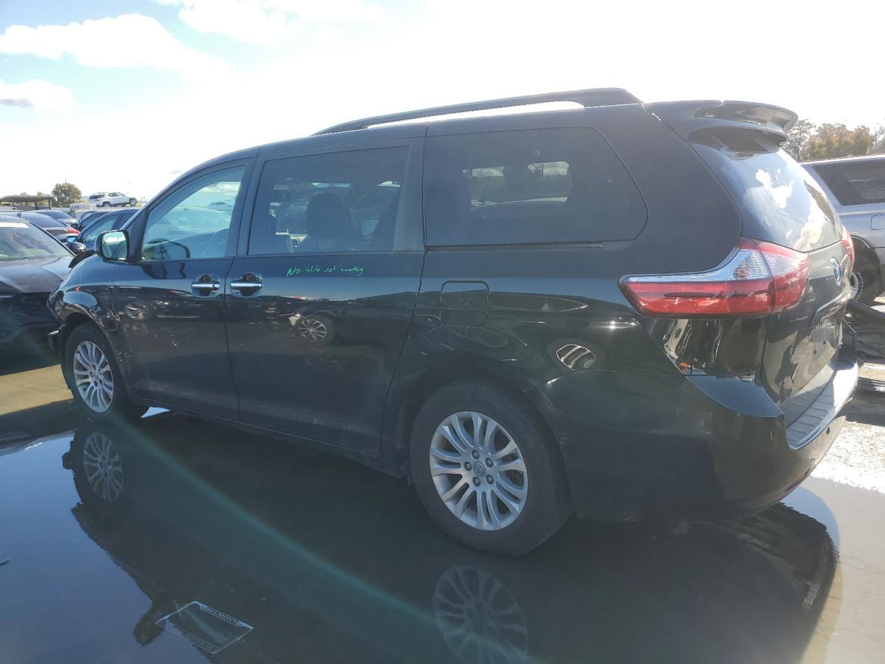 2016 Toyota Sienna - Image 2