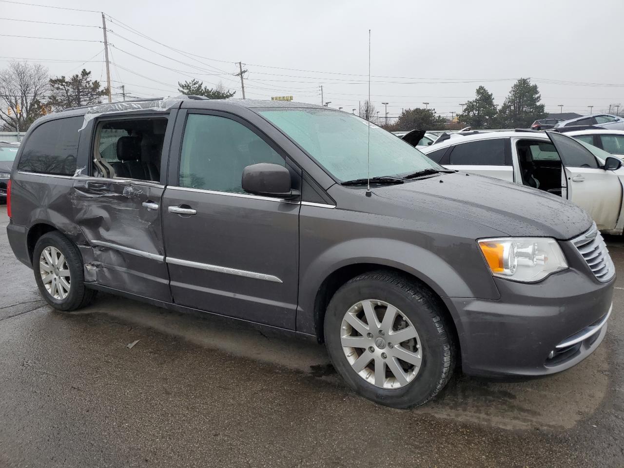 2016 Chrysler Town & Country - Image 4