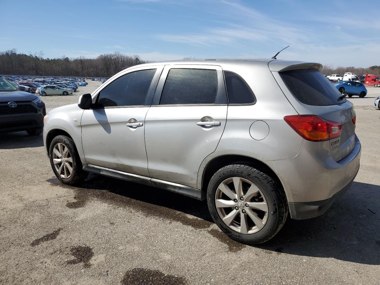 2015 Mitsubishi Outlander - Image 2