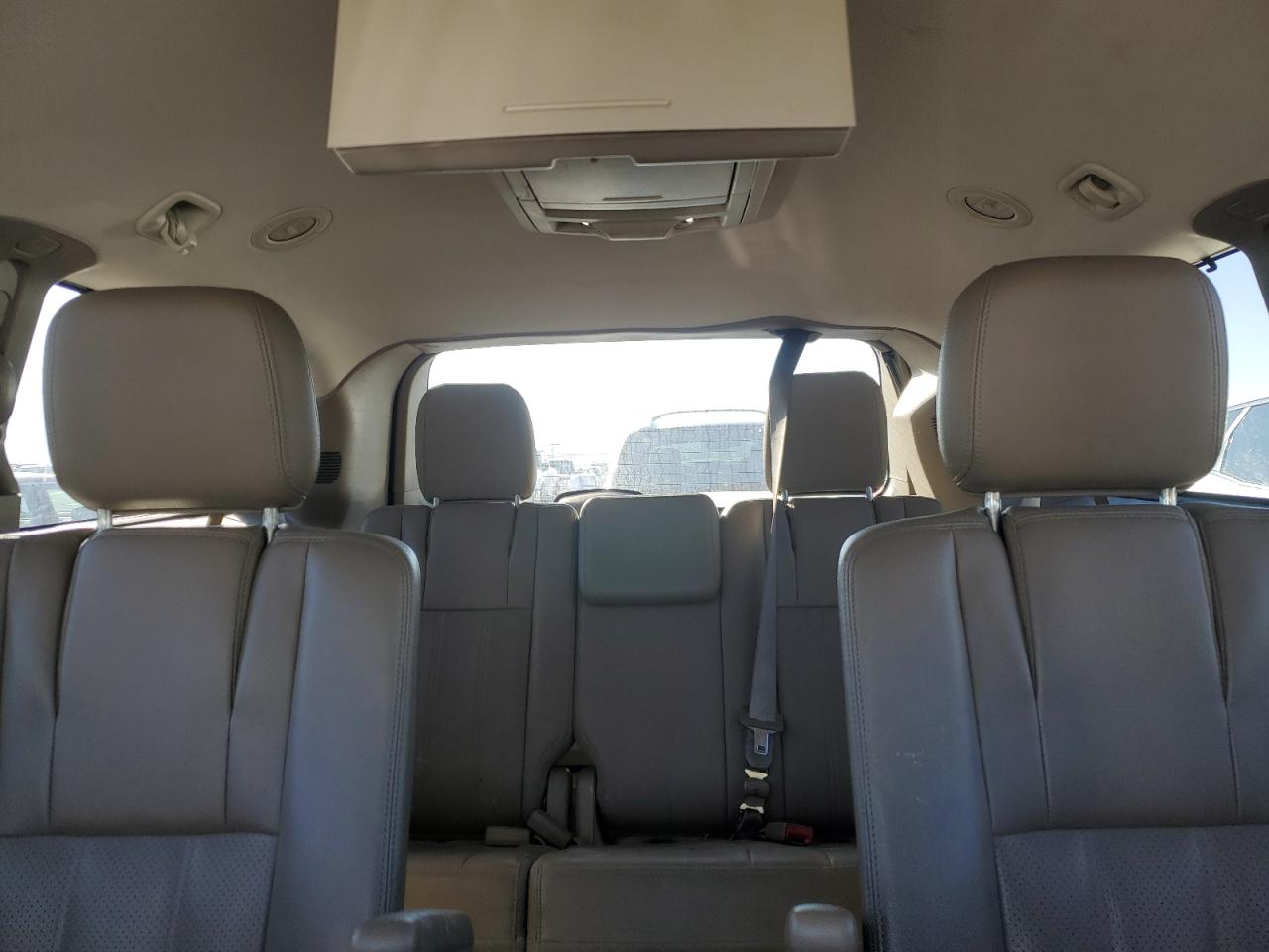 2015 Chrysler Town & Country - Image 10