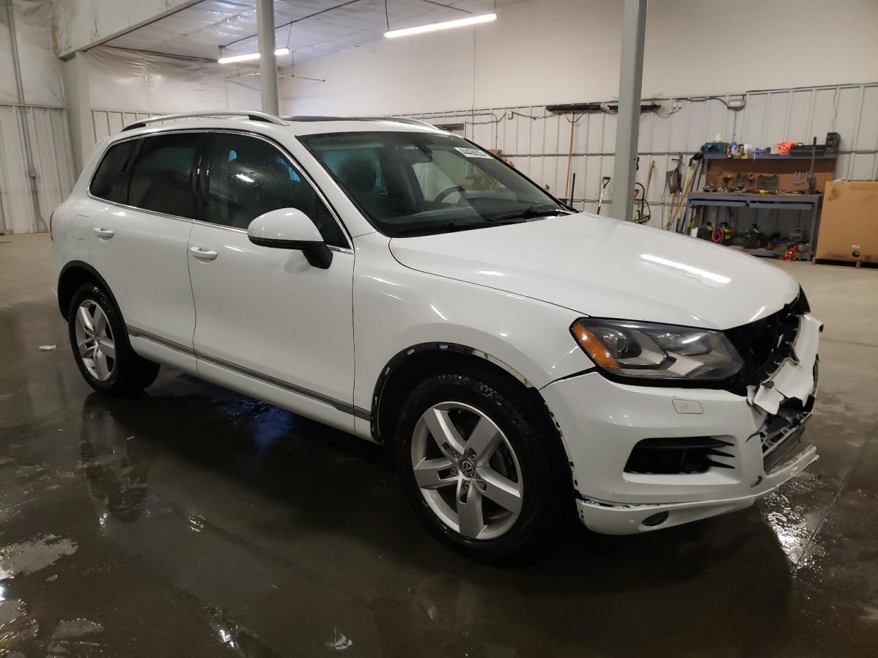 2014 Volkswagen Touareg - Image 4