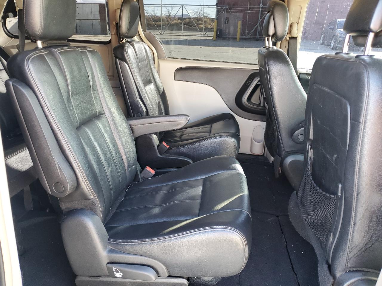 2014 Chrysler Town & Country - Image 11