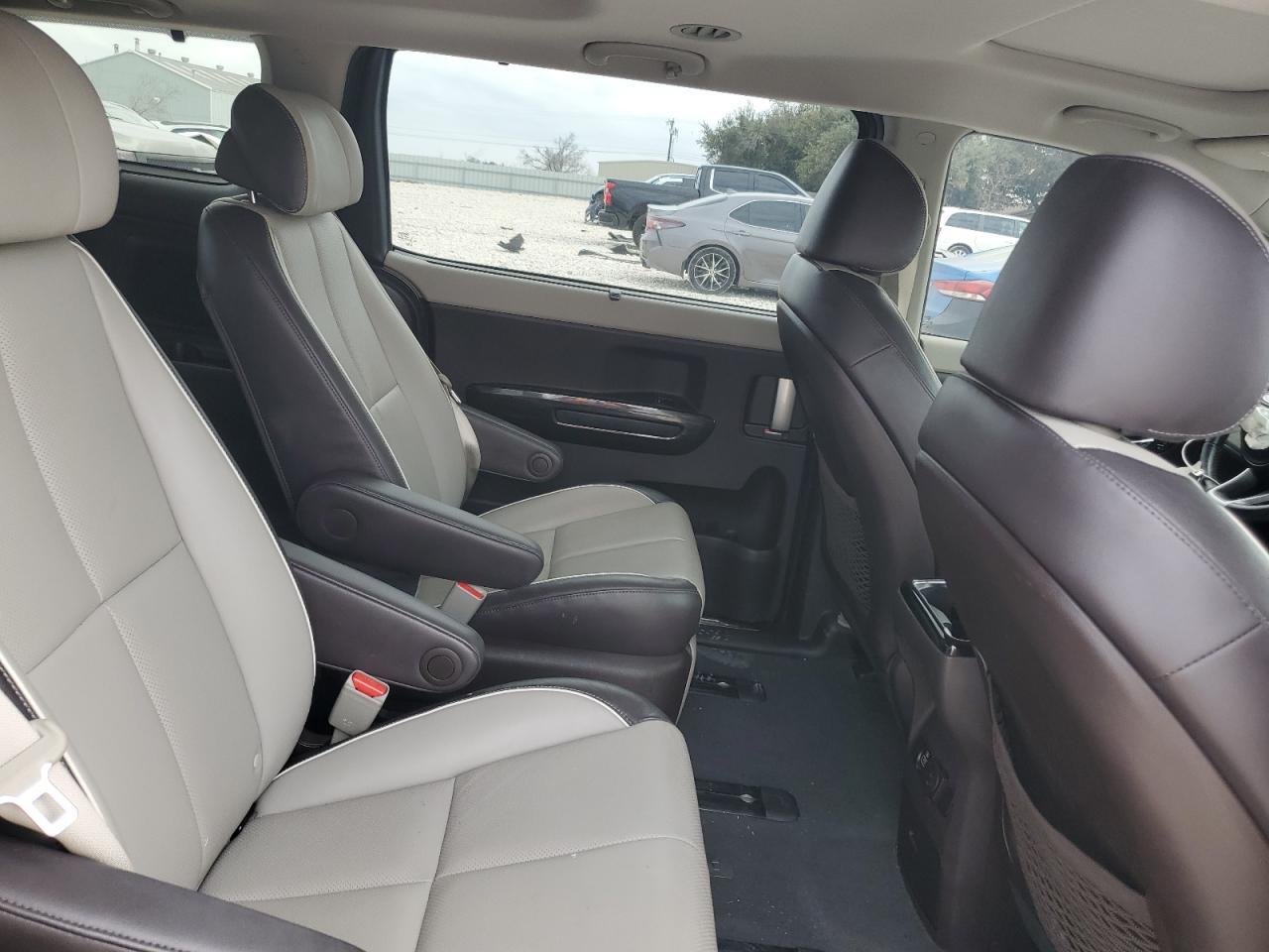 2017 Kia Sedona - Image 11