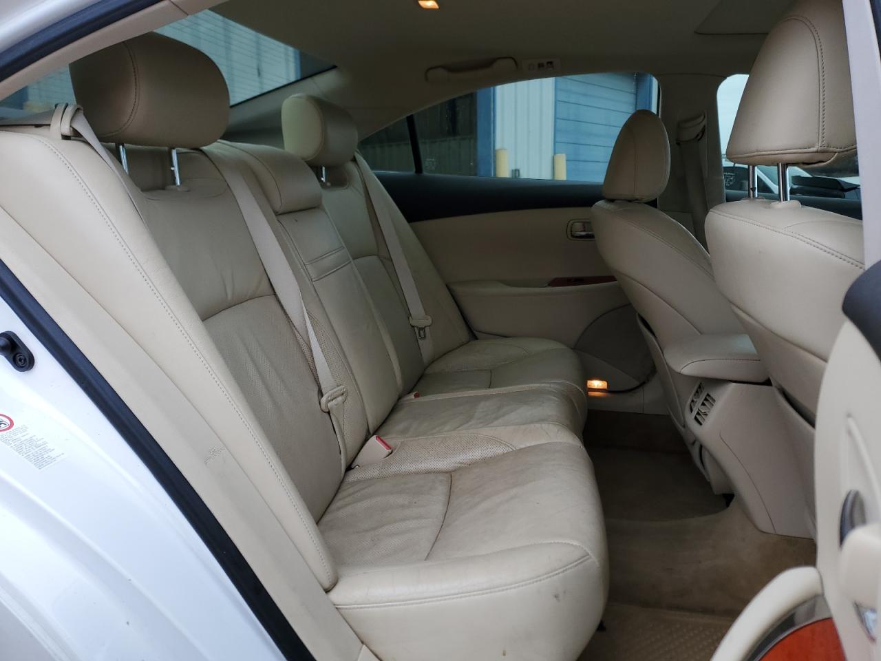 2010 Lexus ES - Image 10