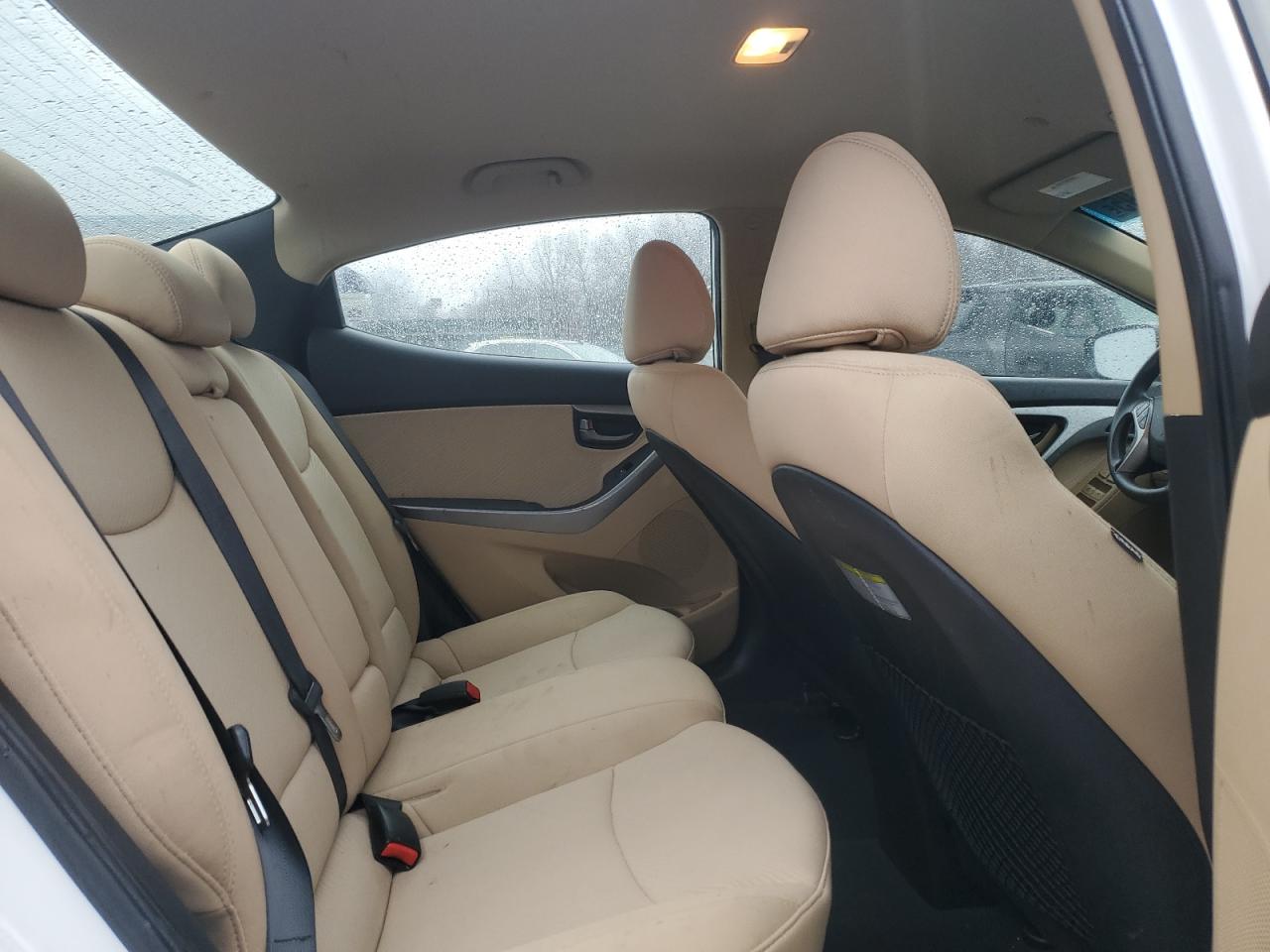 2013 Hyundai Elantra - Image 10