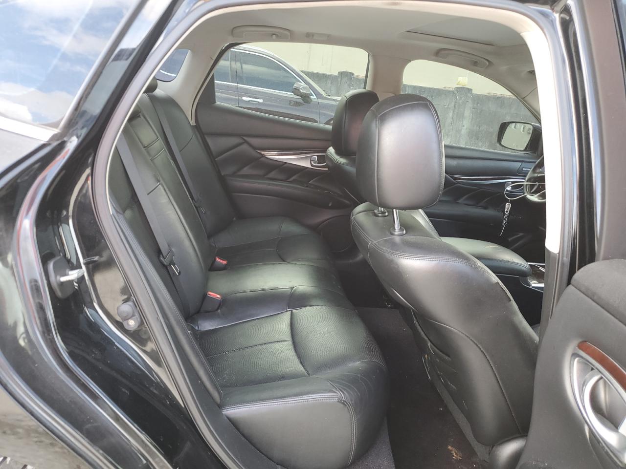 2011 Infiniti M - Image 11
