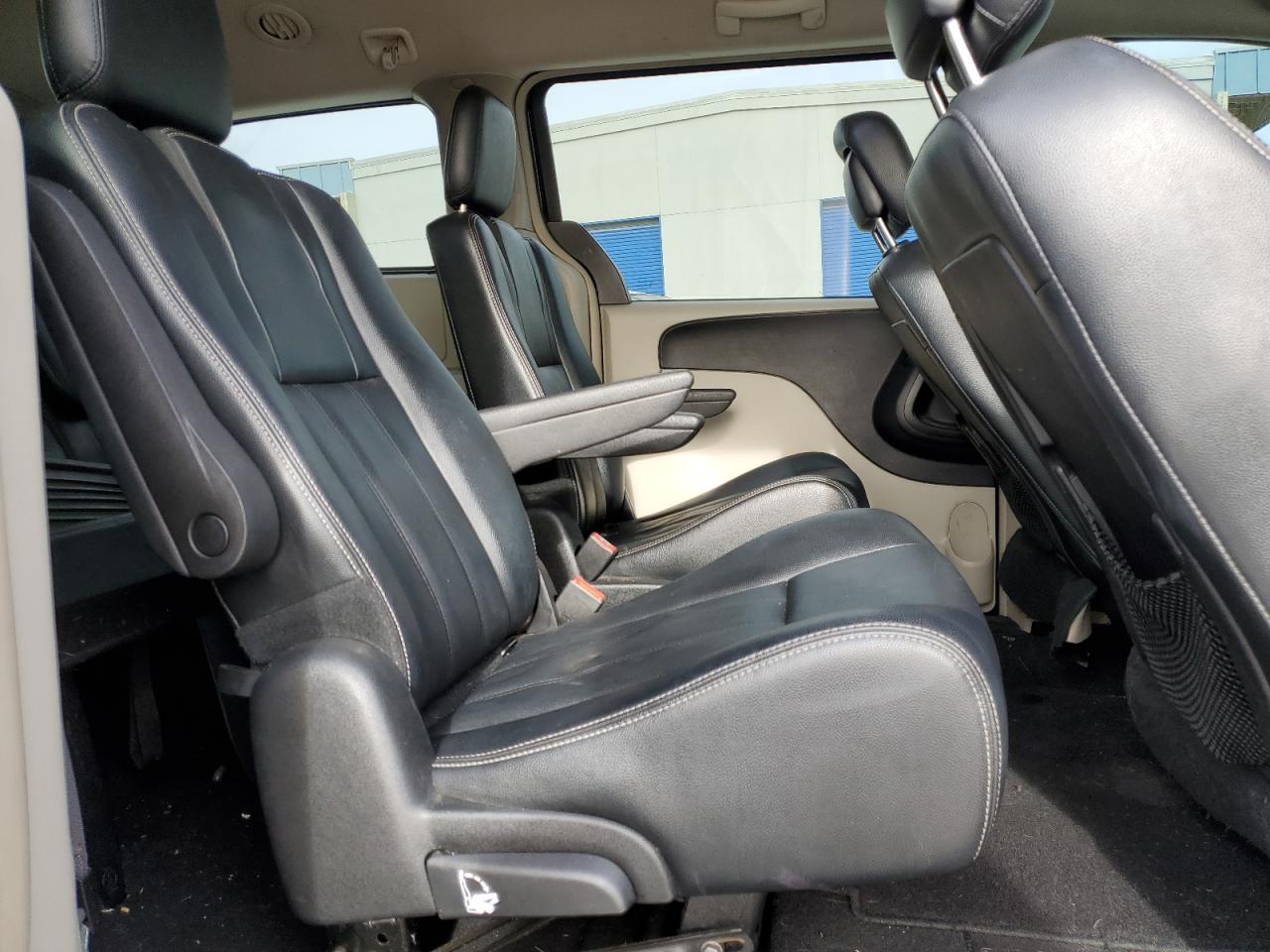 2016 Chrysler Town & Country - Image 11