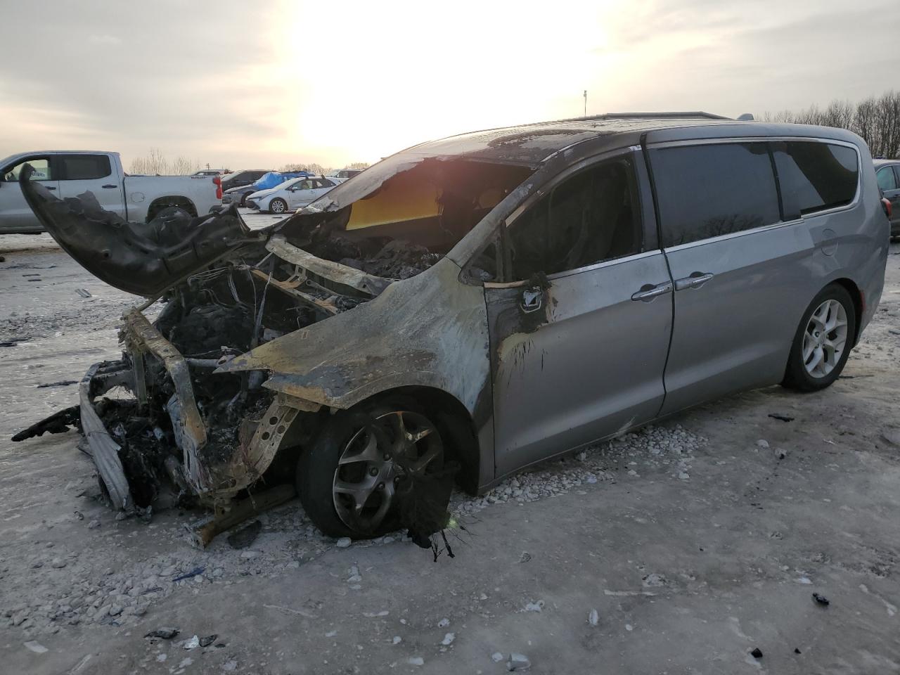 2018 Chrysler Pacifica Touring Plus იყიდება Wayland-ში, MI - Burn - Engine