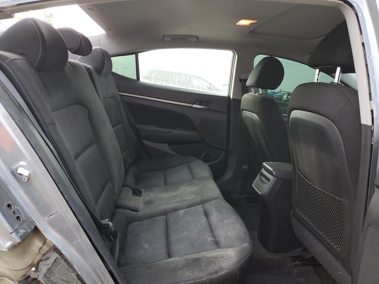 2018 Hyundai Elantra - Image 10