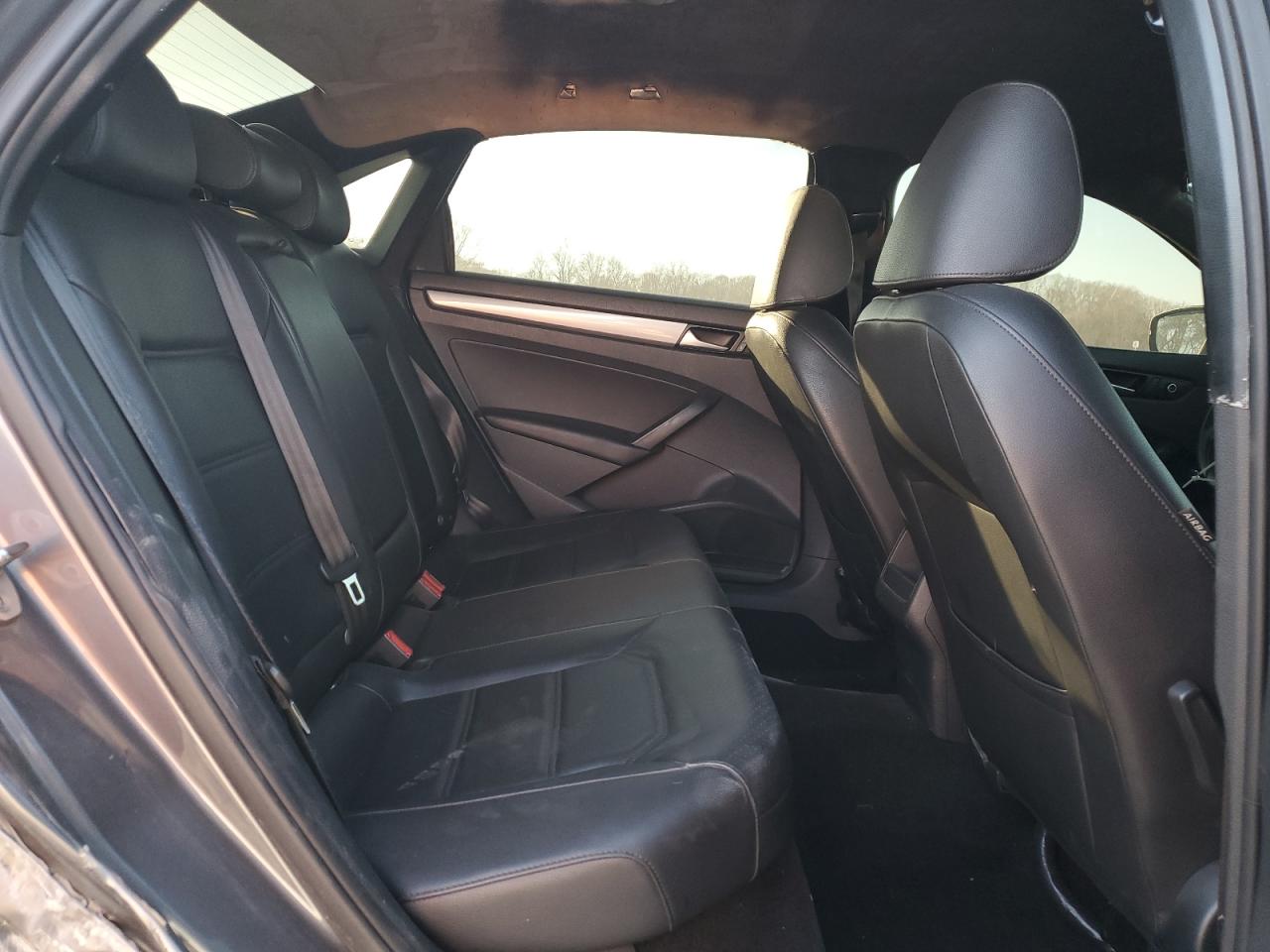 2015 Volkswagen Passat - Image 11