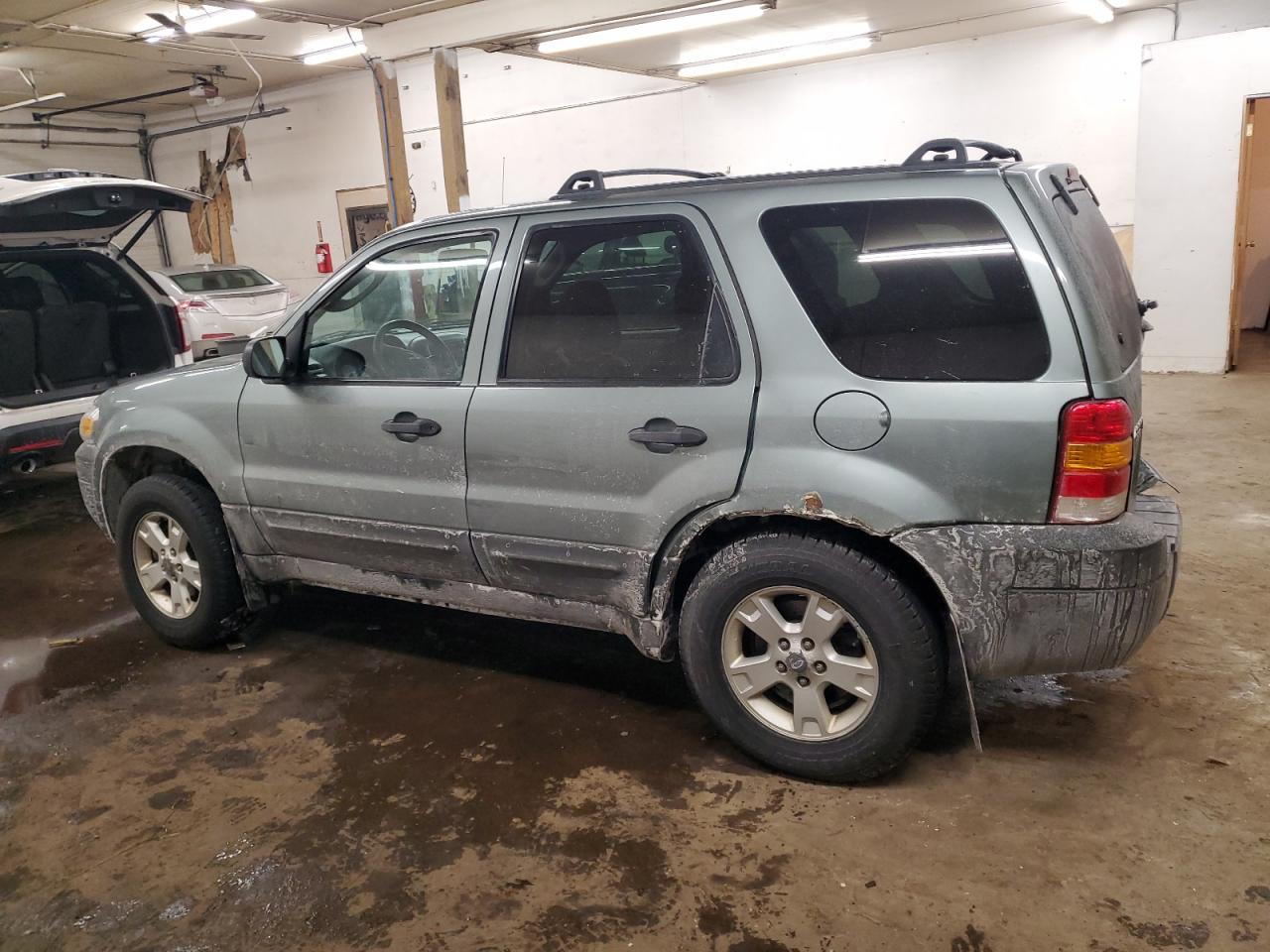 2007 Ford Escape - Image 2
