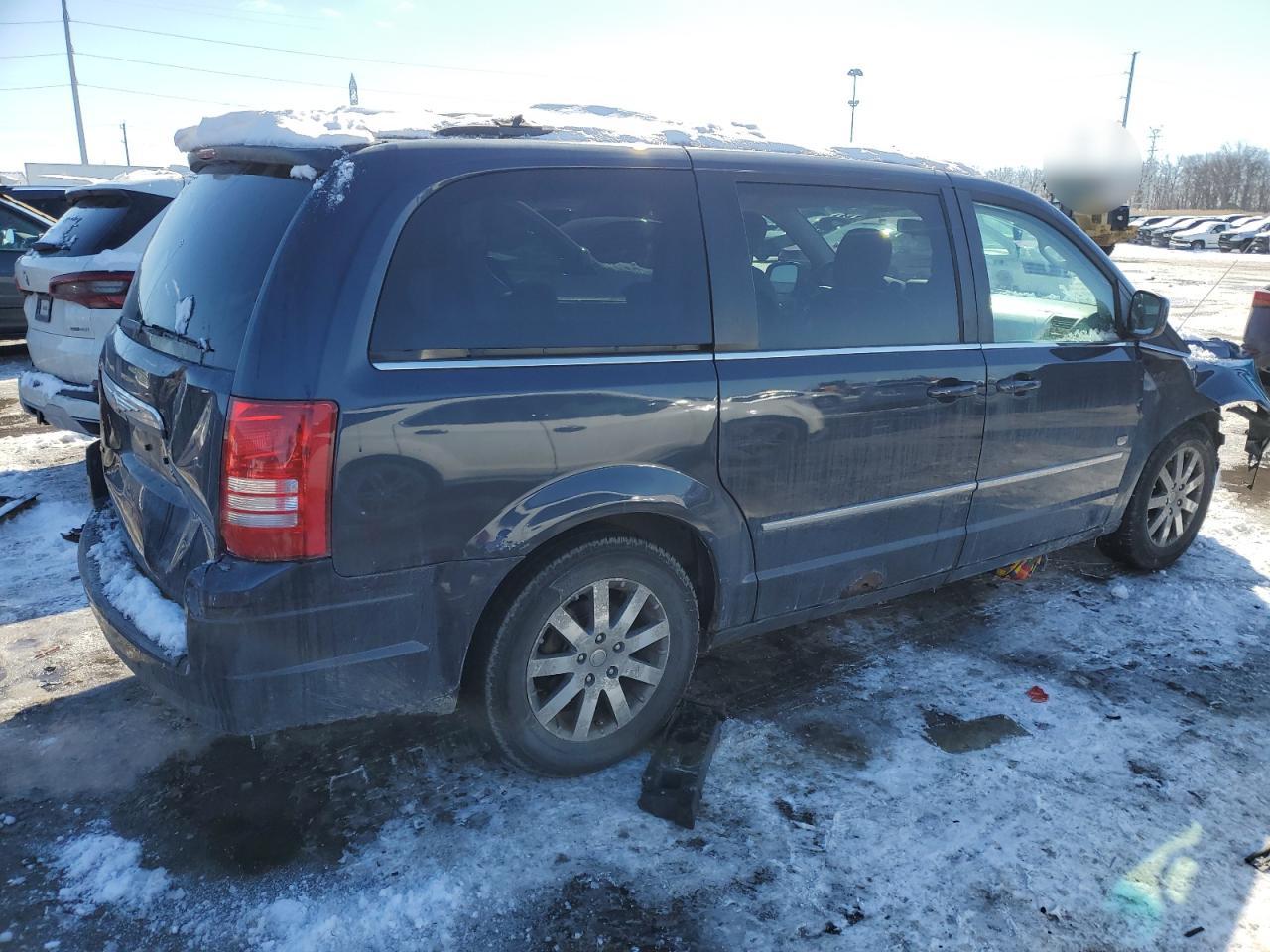 2009 Chrysler Town & Country - Image 3
