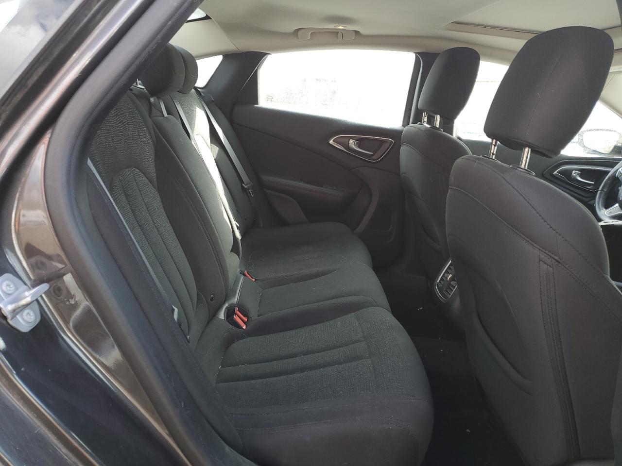 2016 Chrysler 200 - Image 10