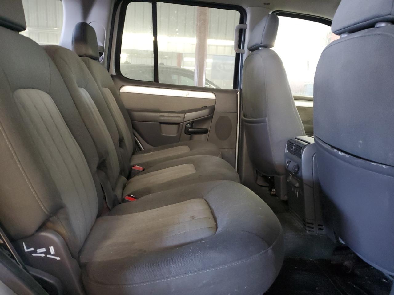2002 Mercury Mountaineer - Image 12