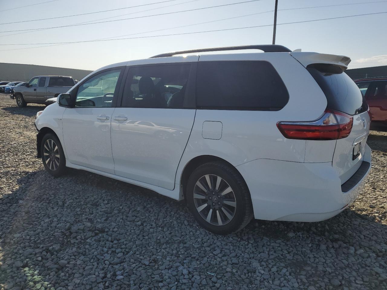 2018 Toyota Sienna - Image 2