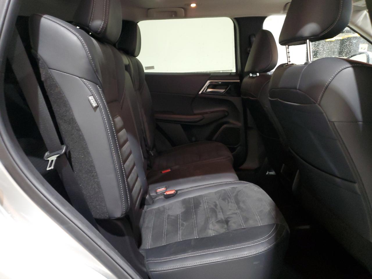 2024 Mitsubishi Outlander - Image 11
