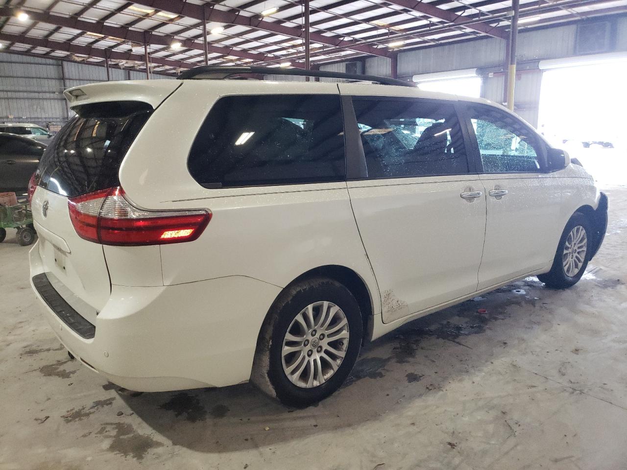 2015 Toyota Sienna - Image 3