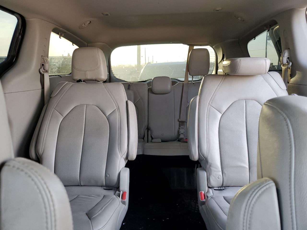 2017 Chrysler Pacifica - Image 10