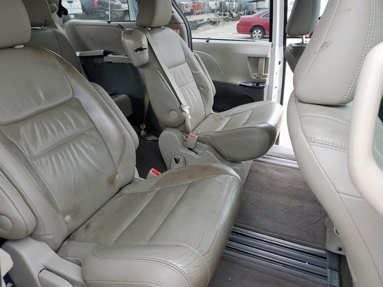 2015 Toyota Sienna - Image 11